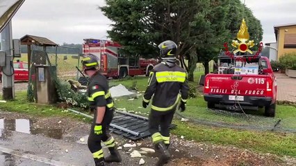 Скачать видео: MALTEMPO LOMBARDIA, DECINE DI INTERVENTI TRA MILANO, VARESE E MONZA BRIANZA. A LISSONE (MB) MUORE UNA DONNA SCHIACCIATA DA UN ALBERO