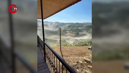 Adana'da deprem sonrası kırsal alanda toz bulutu oluştu.