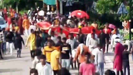 शारदा मन्दिर में झंडा अर्पित करने बड़ी संख्या में पहुंचे भक्त, लगा मेला