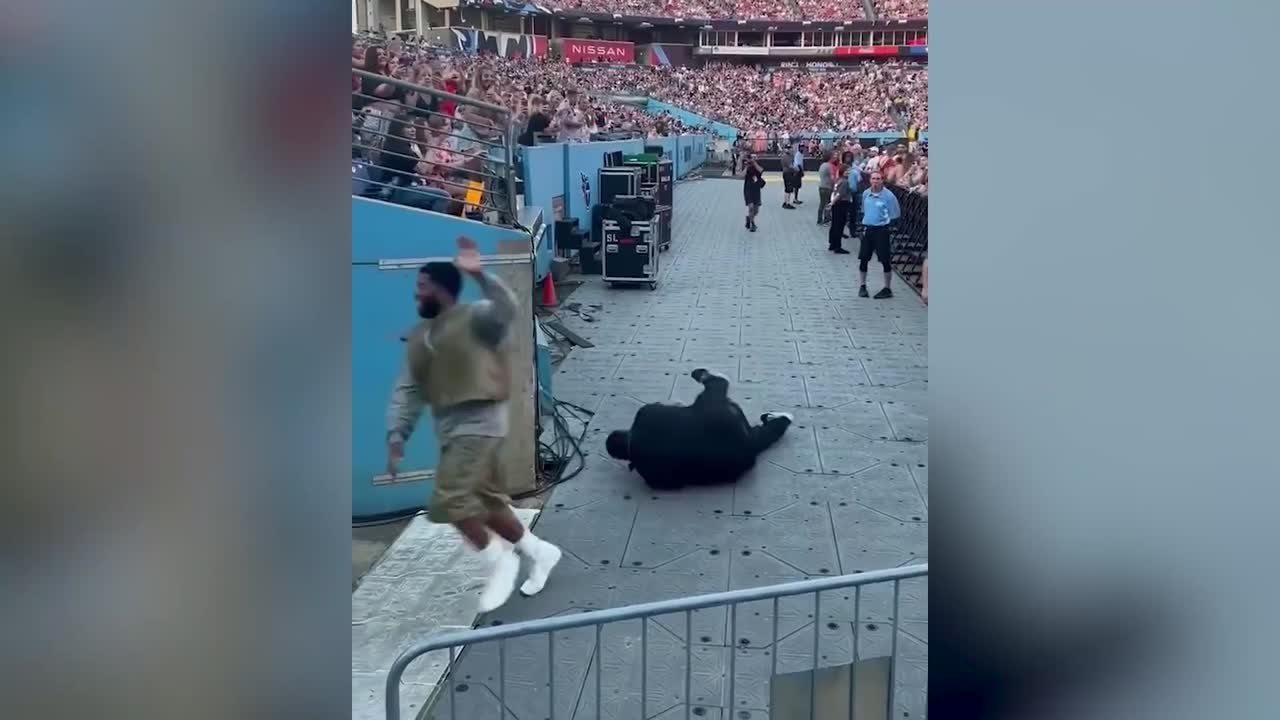 Watch: Khalid’s security guard falls...twice - Vídeo Dailymotion