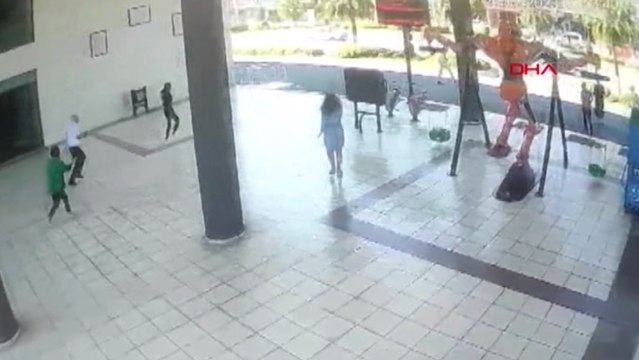 Adana'daki 5,5'lik deprem güvenlik kamerasında