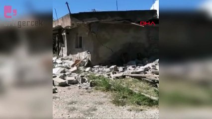 2 binanın duvarları yıkıldı, kaya yola düştü