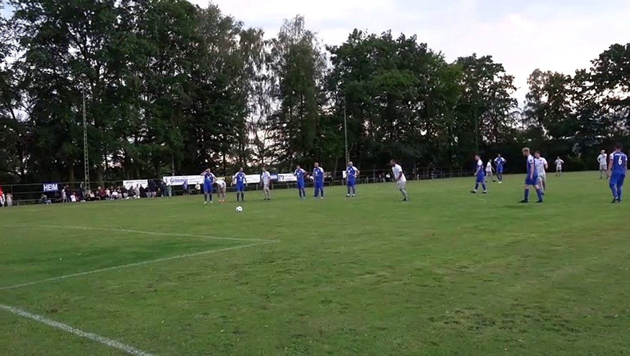 Christian König (Hettensen) verschießt Elfmeter gegen den Hardegser SV