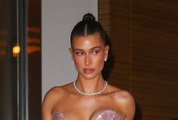 Hailey Bieber sublime en robe de soirée, elle a trouvé la couleur parfaite pour sublimer son bronzage