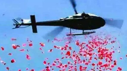 Ayodhya: अयोध्या में कांवरियों पर योगी सरकार के अफसरों ने बरसाए फूल