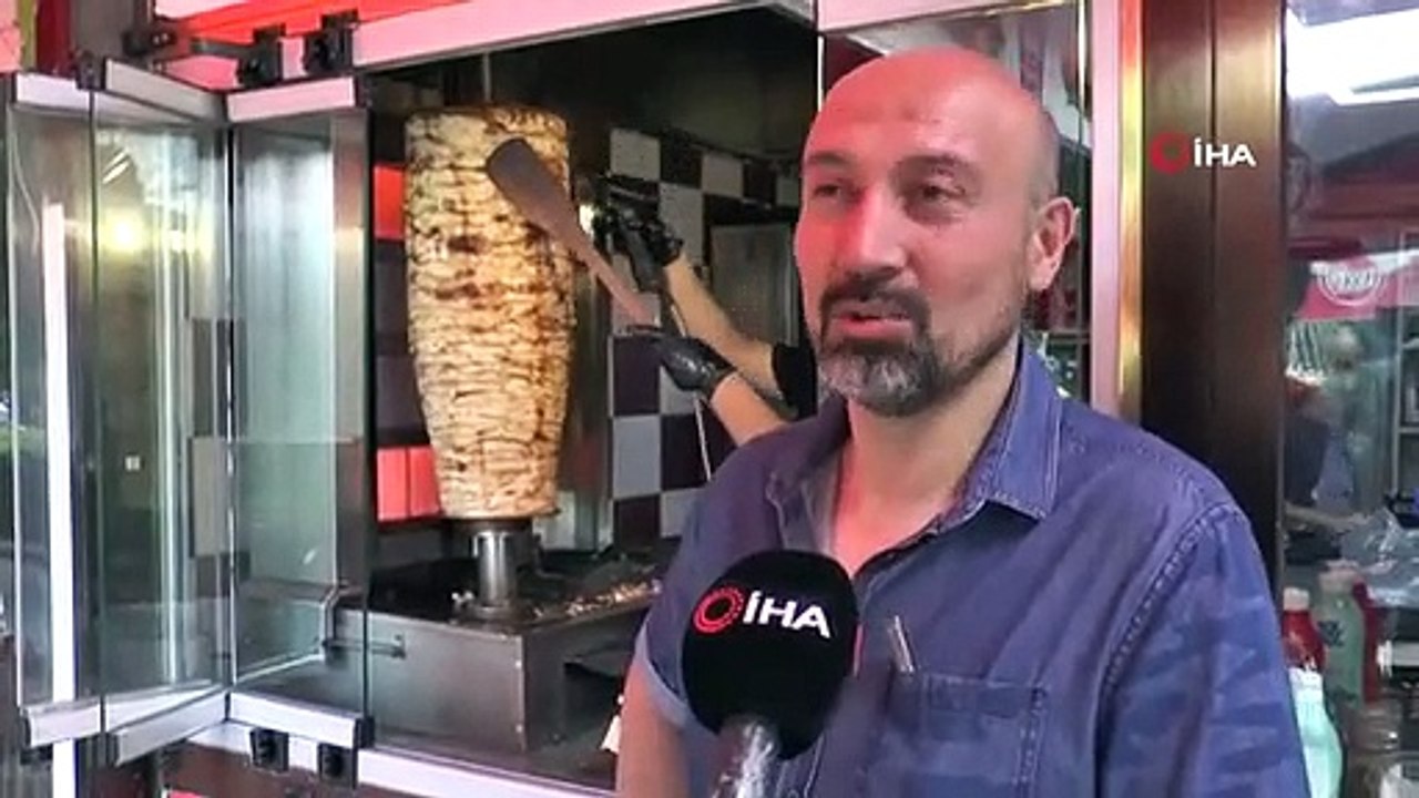 Les artisans travaillant au coin du feu en été...