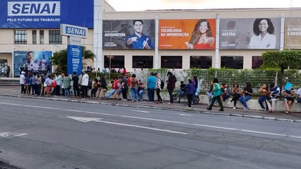 Jovens formam longa fila para se inscrever em cursos gratuitos em Maceió