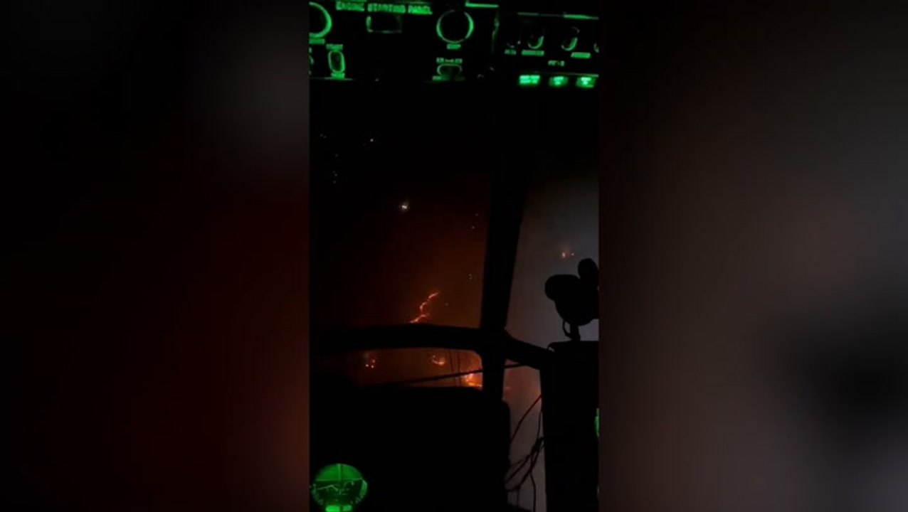 Plane flies over raging Turkey wildfires in apocalyptic video