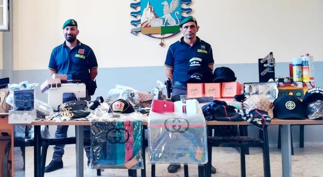 Napoli, false griffe: sequestrata fabbrica del falso al Lavinaio (25.07.23)