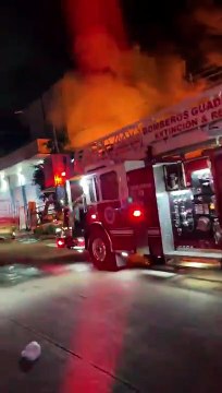 #EnVivo Voraz incendio consume fábrica y almacén de tarimas en la colonia Jardines de la Cruz de Guadalajara #GuardiaNocturna
