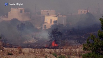 Los incendios no cesan en Grecia y afectan a Rodas y Corfú