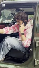 Karan Kundrra क्लीन शेव और पिंक टी-शर्ट में आए नजर