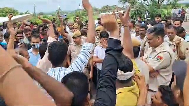 हमले के आरोपियों की गिरफ्तारी की कर रहे थे मांग, आश्वासन के बाद धरना समाप्त