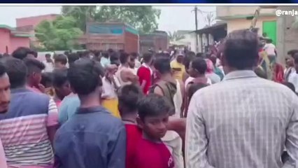 Video herunterladen: BREAKING: तेज रफ्तार ट्रक ने बाइक सवार 2 लोगों को रौंदा, एक की दर्दनाक मौत