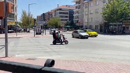 5 kişilik aile 1 elektrikli bisikletin üzerinde trafikte!