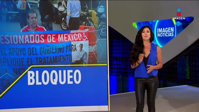 Personas en sillas de ruedas bloquean el acceso a la Terminal 1 del AICM