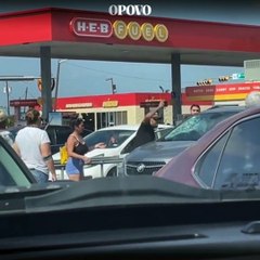 Pai quebra para-brisa do carro para salvar filho preso em carro sob calor de 40ºC nos EUA