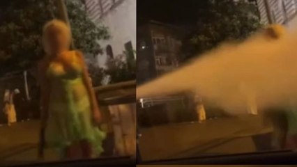 Kadınlara yangın tüpüyle saldırdılar