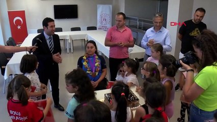 L'athlète nationale médaillée d'or Merve Nur Eroğlu a été accueillie avec des fleurs dans sa ville natale de Bolu