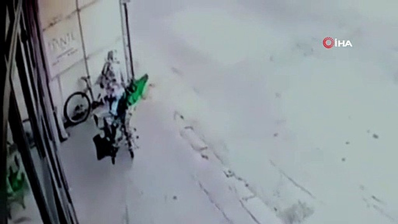 Il est venu en vélo et a volé le vélo... Ces moments sont filmés.