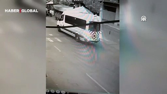 Kan donduran an! Duyarsız sürücü caddede uyuyan sahipsiz köpeği ezdi... Kral koymuştuk adını