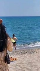 Tubarão nadou (bem) perto da costa em França. Momento foi gravado