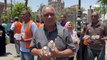 بسبب ارتفاع درجة الحرارة.. متطوعون  يوزعون 2000 زجاجة مياه معدنية مثلجة على المارة بشوارع قنا مجانا