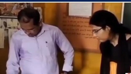 जौनपुर: डीएम बने अध्यापक, बच्चों को पढ़ाया ज्ञान का पाठ