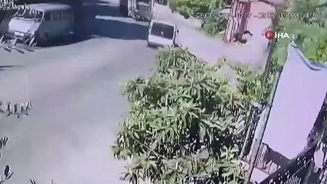 Deprem evin duvarını böyle yıktı