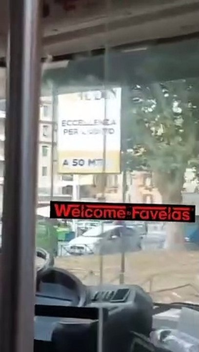 Autista Atac guida l’autobus a occhi chiusi, i passeggeri: “Siamo corsi via spaventati”