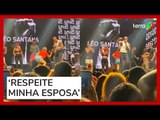 Léo Santana 'dá bronca' e expulsa fã que fazia gestos obscenos em palco: 'Respeite a minha esposa'