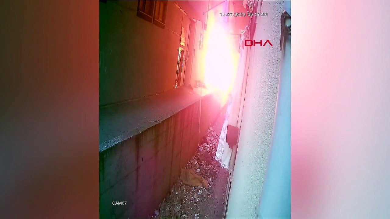 Le feu avec des mégots de cigarettes à Arnavutköy reflété sur la caméra de sécurité