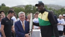 Usain Bolt mostra la torcia olimpica di Parigi 2024
