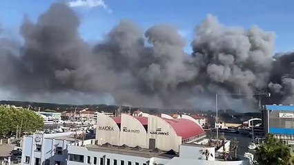 Viareggio, vasto incendio in Darsena: fumo nero in cielo