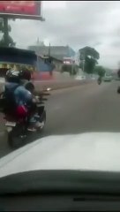 Captan a hombre conduciendo una motocicleta con tres personas a bordo, entre ellos dos niños