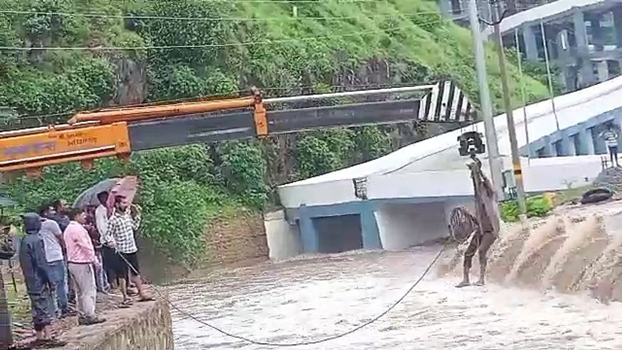 Video...मोरवानियां नदी में पानी की तेज आवक  पुलिया पर फसे दो युवकों को क्रेन की सहायता से रेस्क्यू कर निकाला गया