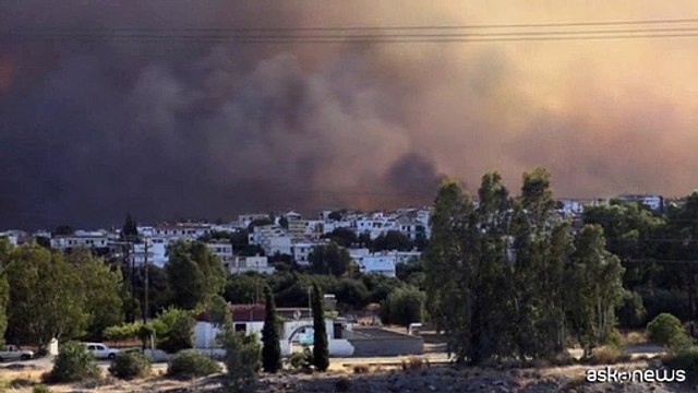 Grecia, le fiamme si avvicinano a un villaggio di Rodi