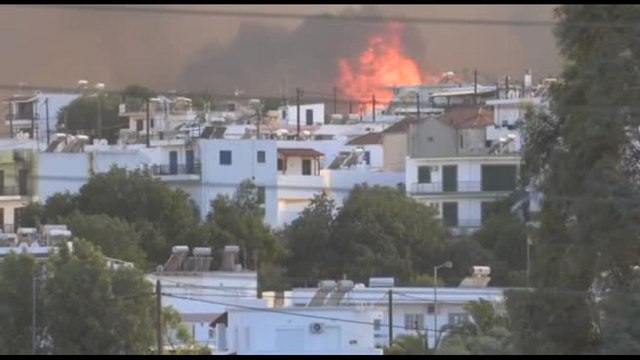 Grecia, le fiamme si avvicinano a un villaggio di Rodi