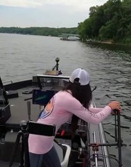 Pêche YouTuber perd presque son téléphone dans le lac