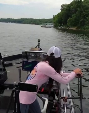 Pêche YouTuber perd presque son téléphone dans le lac