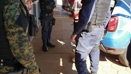 Homem é preso após bater na companheira na frente das crianças