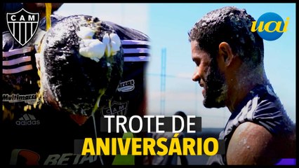 Elenco do Atlético faz trote com Hulk em seu aniversário