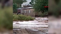 Des inondations torrentielles ont provoqué des inondations dans le district d'Özalp