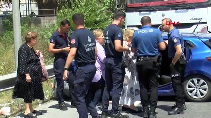 Un camion de terrassement heurte une voiture à Eyüpsultan