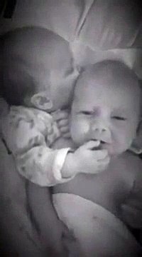 Ce bébé prête son pouce à son frere jumeau pour qu'il arrête de pleurer