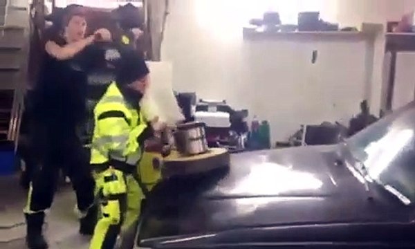 Lustrer la carrosserie d'une voiture en mode bourrin