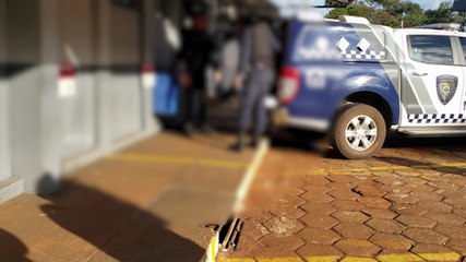 Homem que destruiu UPA Tancredo recebe alta e passeia de camburão