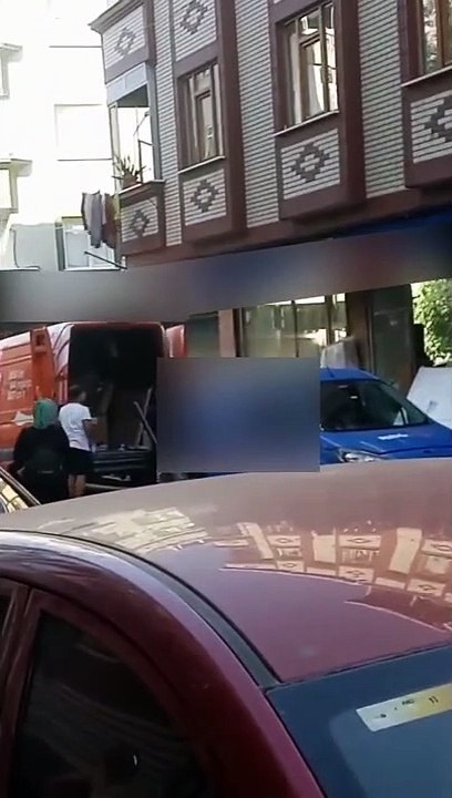 Kargo şubesinde skandal görüntüler! Kendilerine emanet edilen ürünlere böyle hıyanet ettiler
