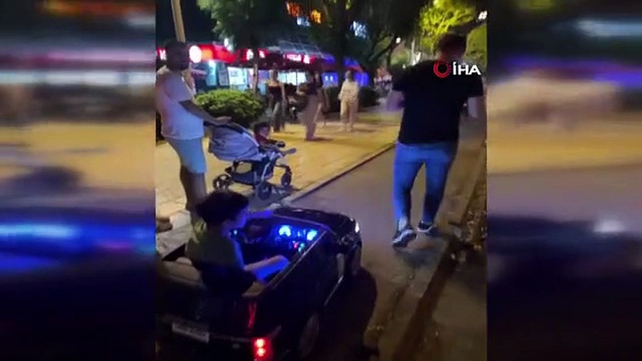 La conversation entre le garçon qui conduisait sur le trottoir avec sa voiture à piles et les agents de la circulation a fait sourire.