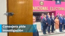 Reporteros son encerrados en sala de prensa del INE